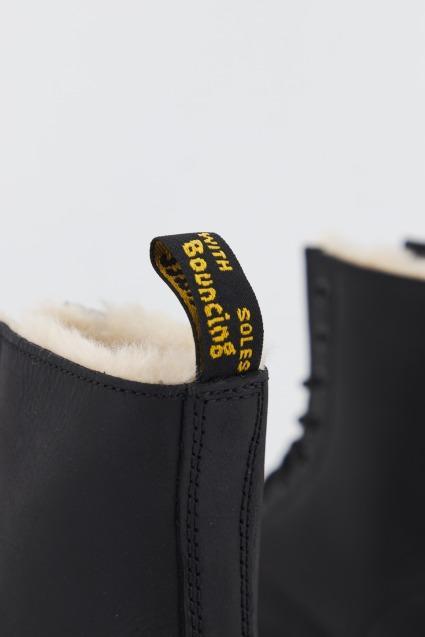 DR. MARTENS SERENA BURNISHED WY en color NEGRO (4)