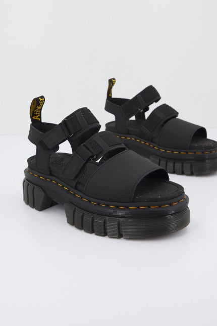 DR. MARTENS RICKI STRAP SANDAL TOU en color NEGRO (1)