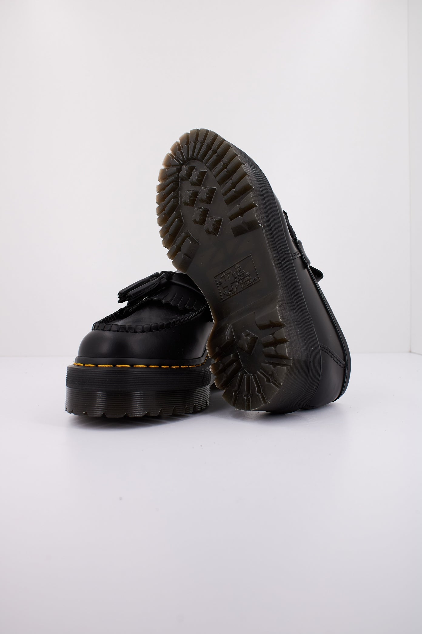 DR. MARTENS ADRIAN QUAD en color NEGRO (5)