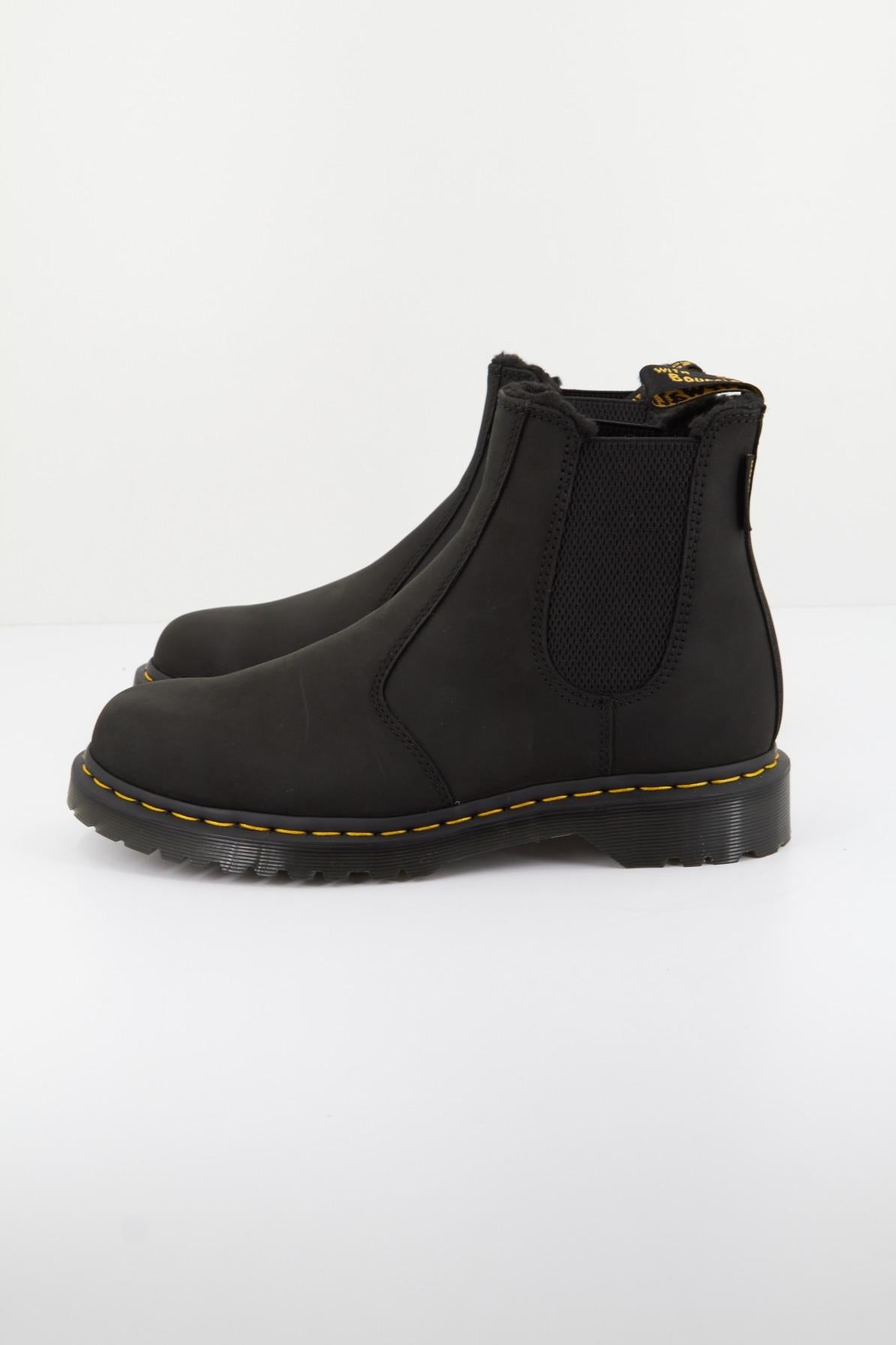 DR. MARTENS ARCHIVE PULL UP en color NEGRO (1)