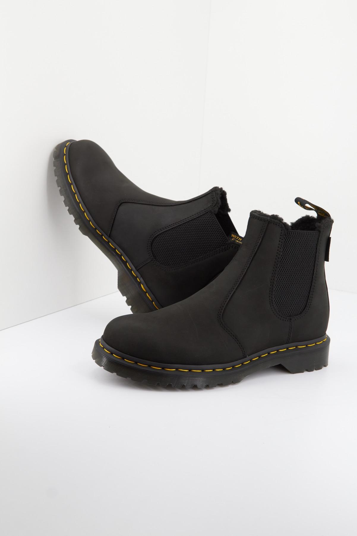 DR. MARTENS ARCHIVE PULL UP en color NEGRO (3)