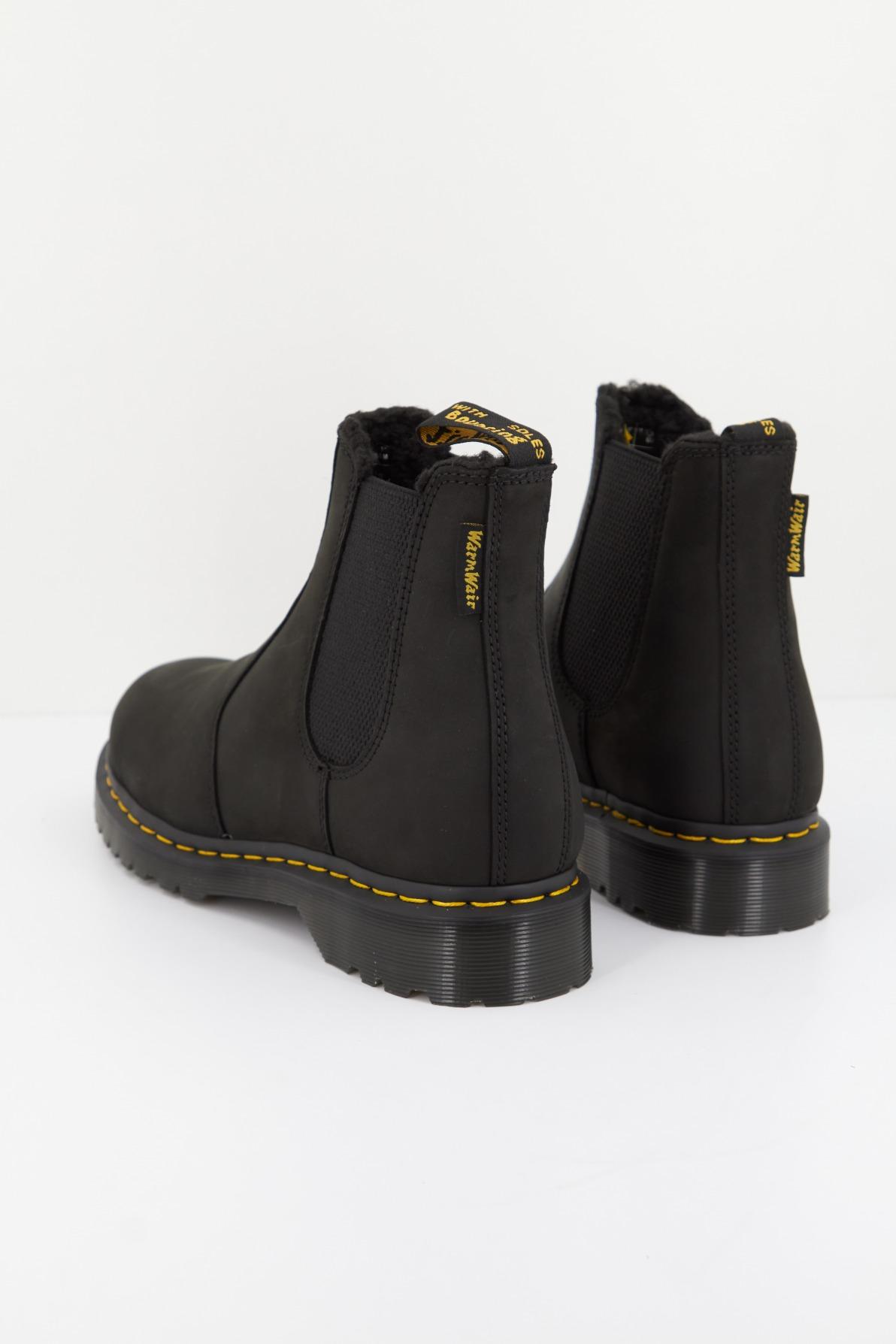 DR. MARTENS ARCHIVE PULL UP en color NEGRO (4)