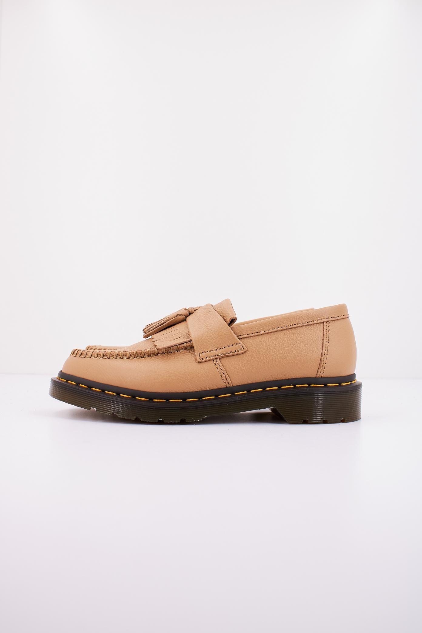 DR. MARTENS ADRIAN en color MARRON CLARO (1)