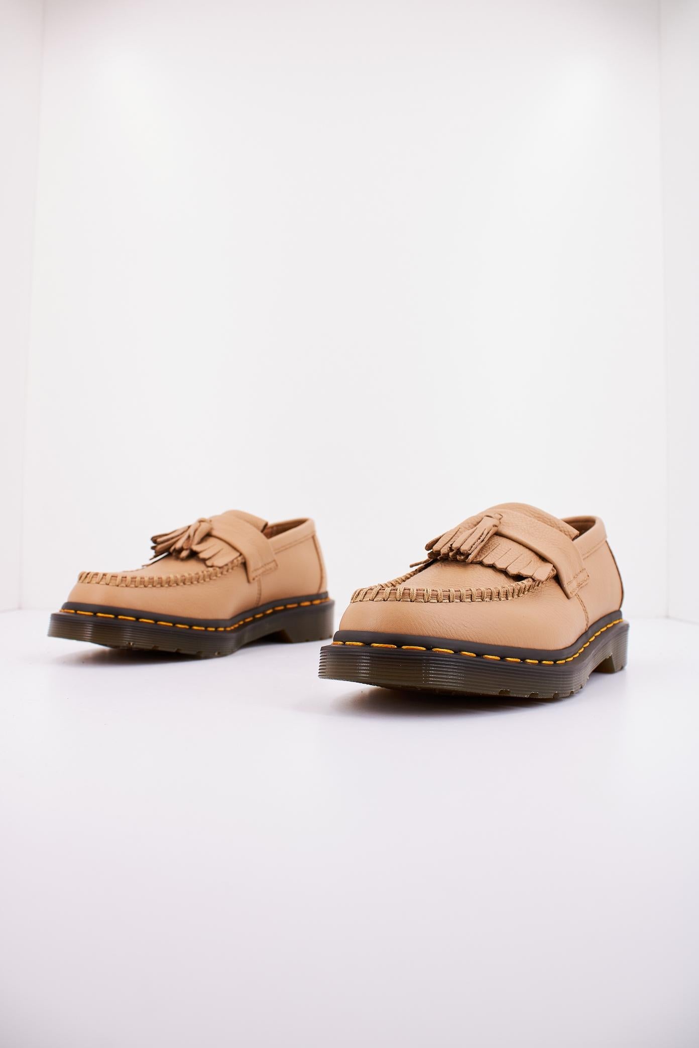 DR. MARTENS ADRIAN en color MARRON CLARO (2)
