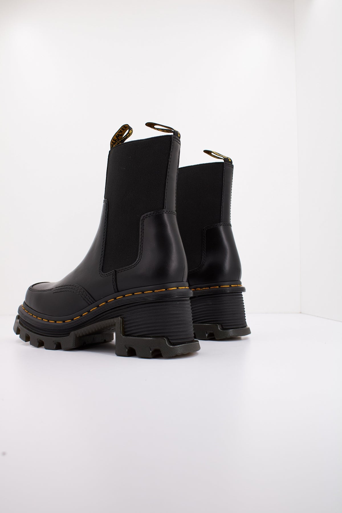DR. MARTENS CORRAN CHELSEA en color NEGRO (3)