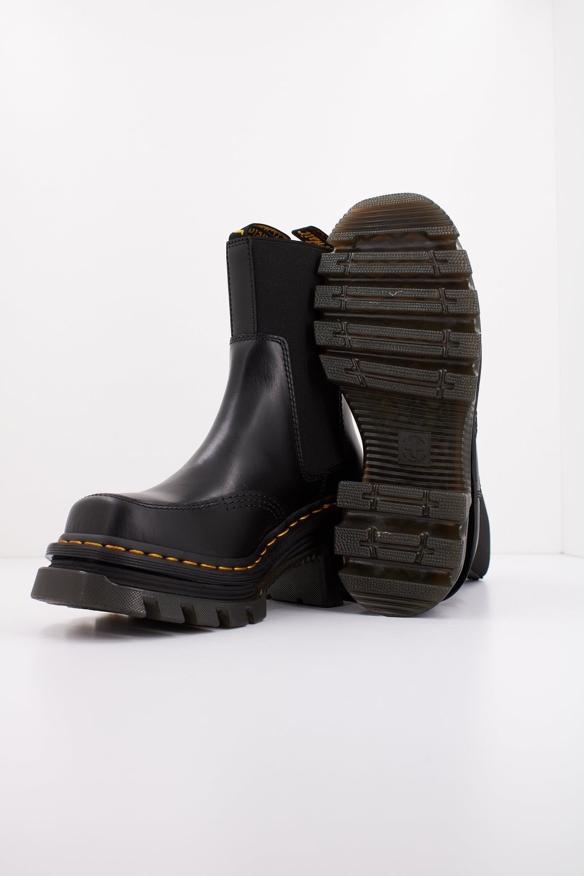 DR. MARTENS CORRAN CHELSEA en color NEGRO (4)