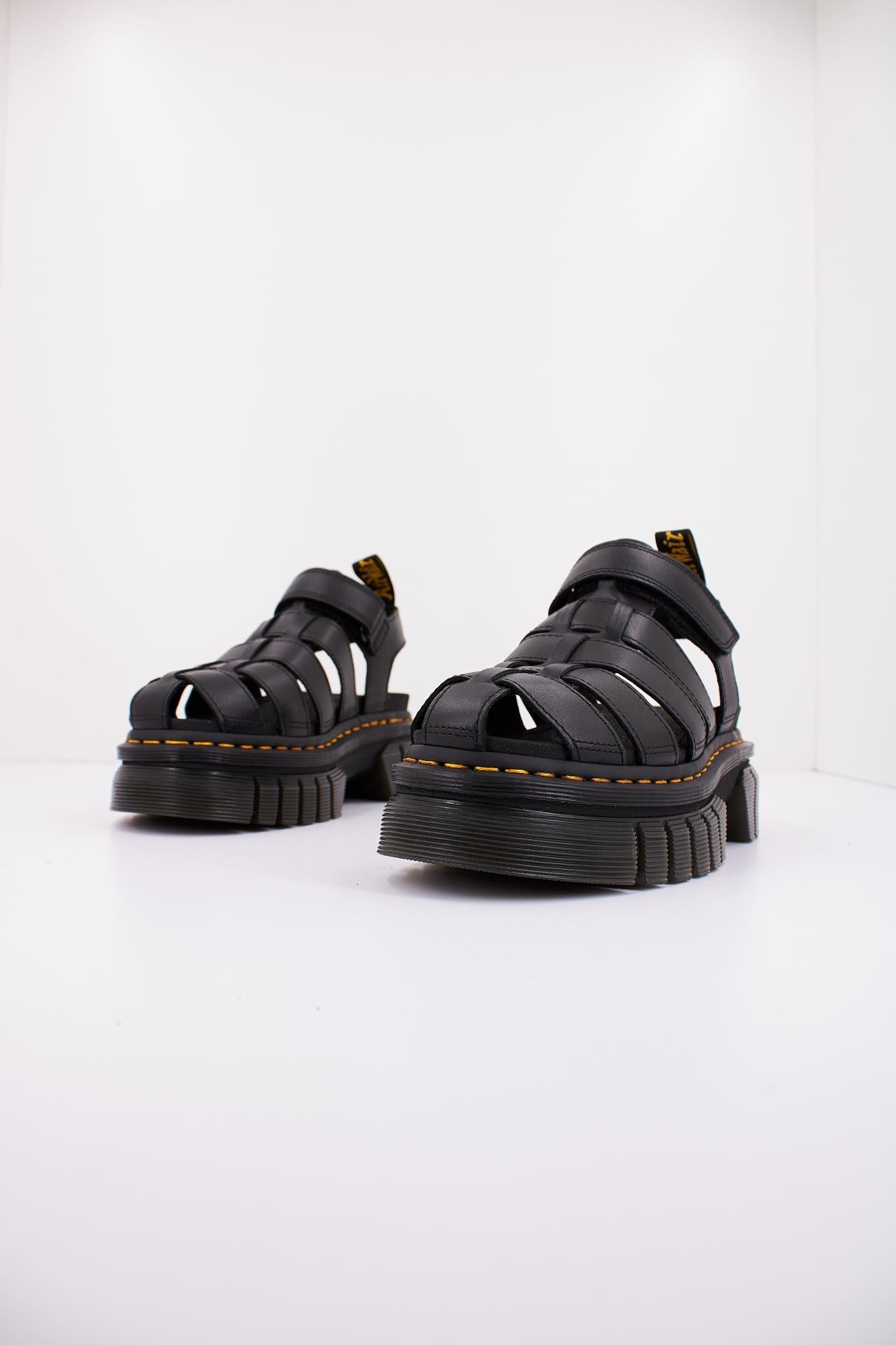 DR. MARTENS RICKI FISHERMAN en color NEGRO (2)