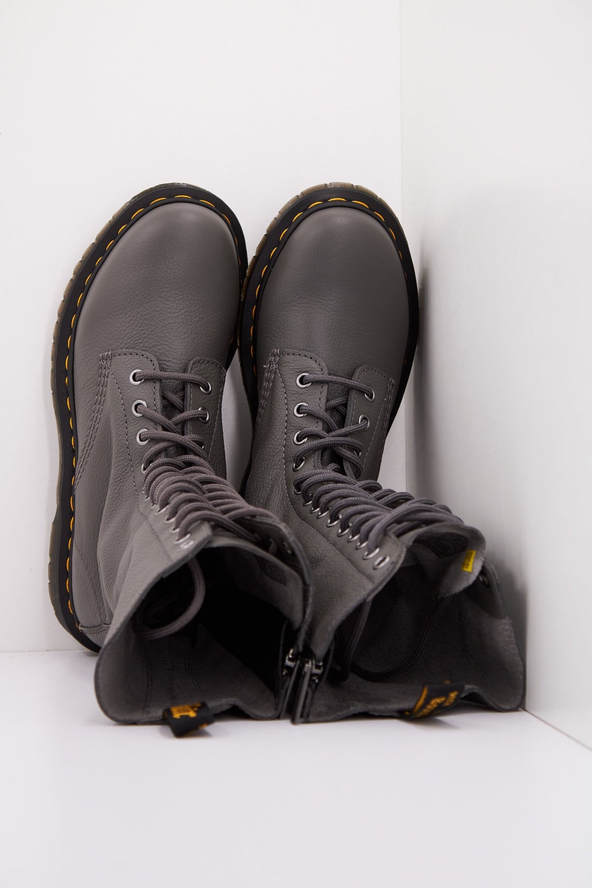 DR. MARTENS B en color GRIS (3)