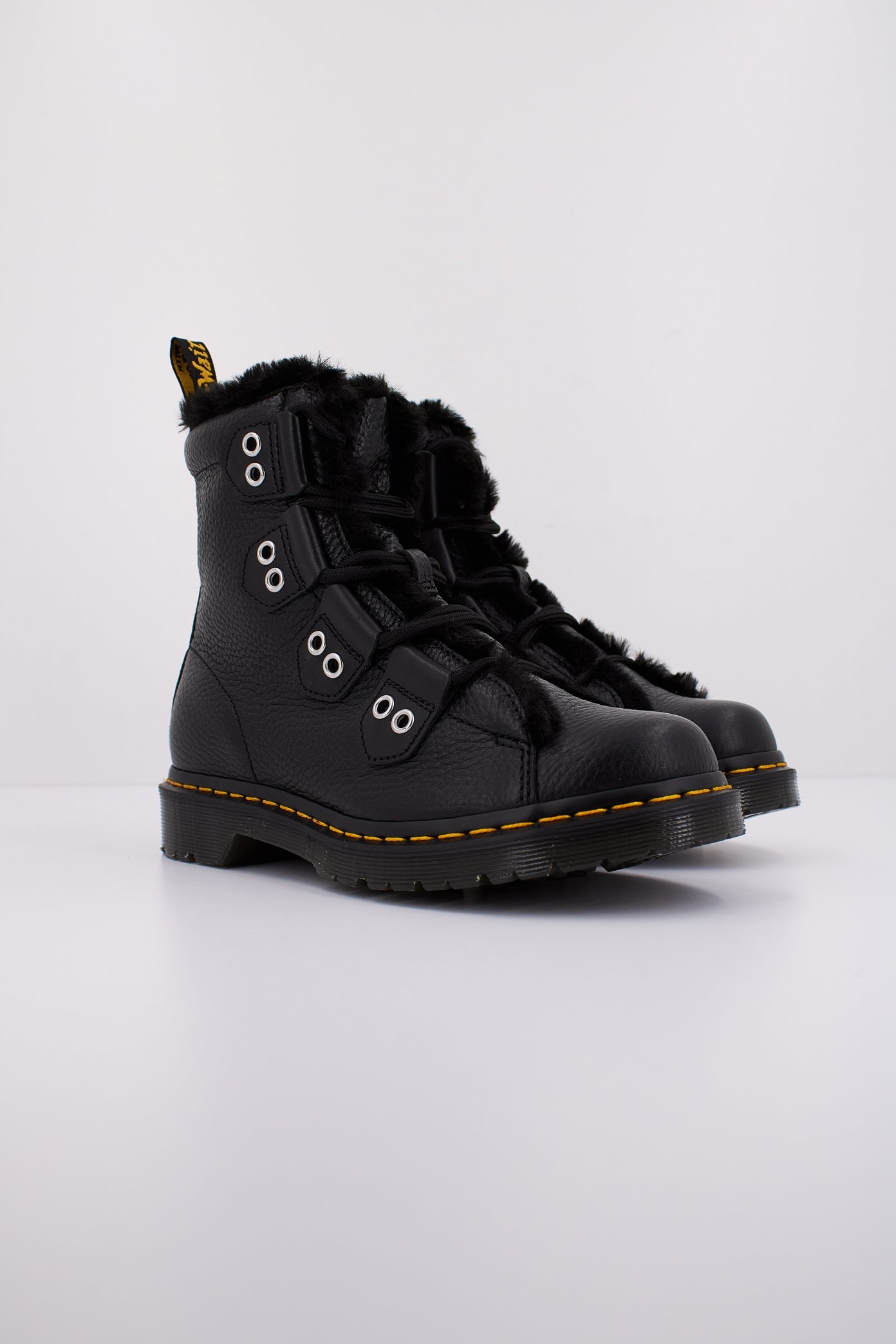 DR. MARTENS WANAMA en color NEGRO (2)