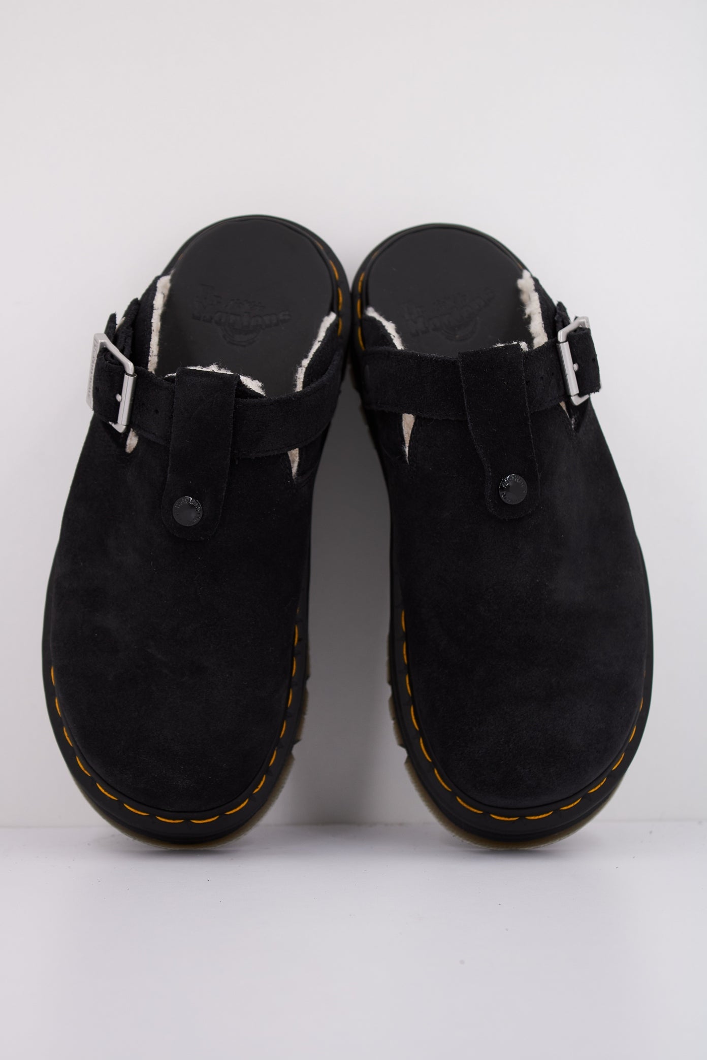 DR. MARTENS ZEBZAG MULE WL en color NEGRO (3)