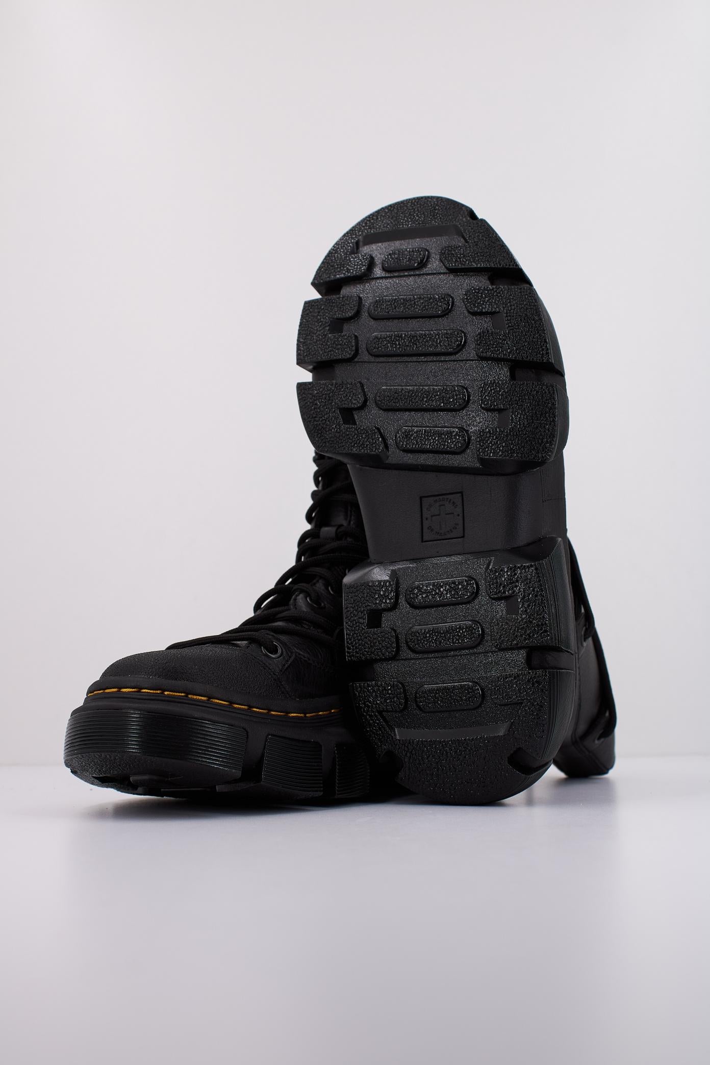 DR. MARTENS DMXL LACE en color NEGRO (5)