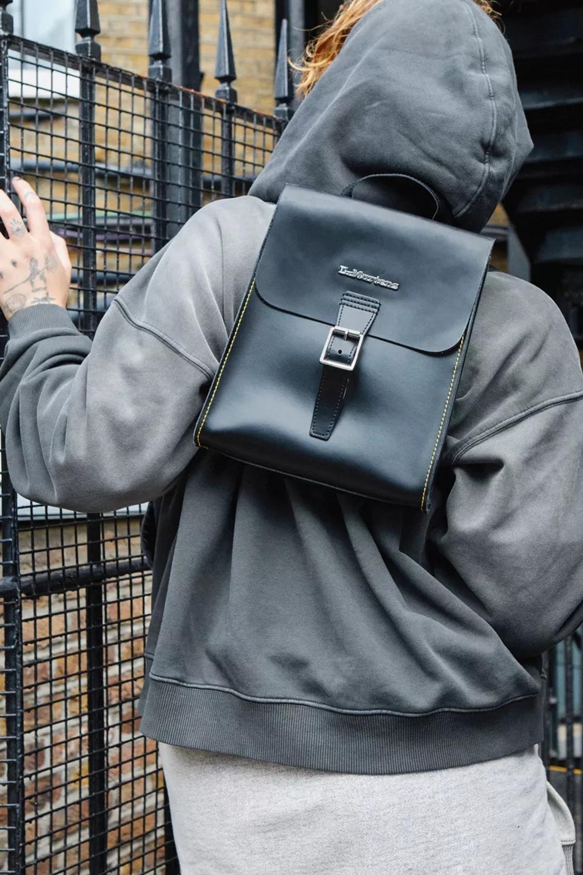 DR. MARTENS MINI BACKPACK en color NEGRO (5)