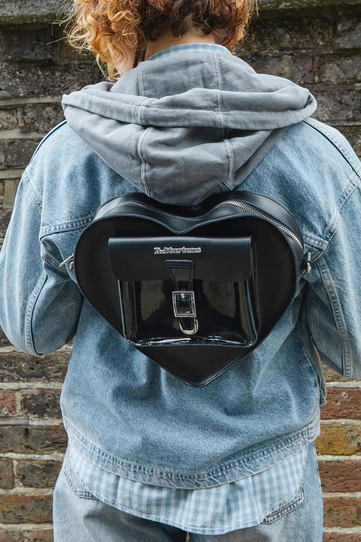 DR. MARTENS HEART BACKPACK en color NEGRO (4)