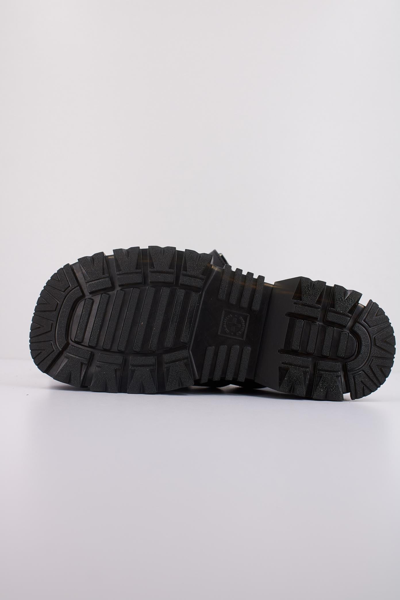 DR. MARTENS MATTISON SLIDE en color NEGRO (5)
