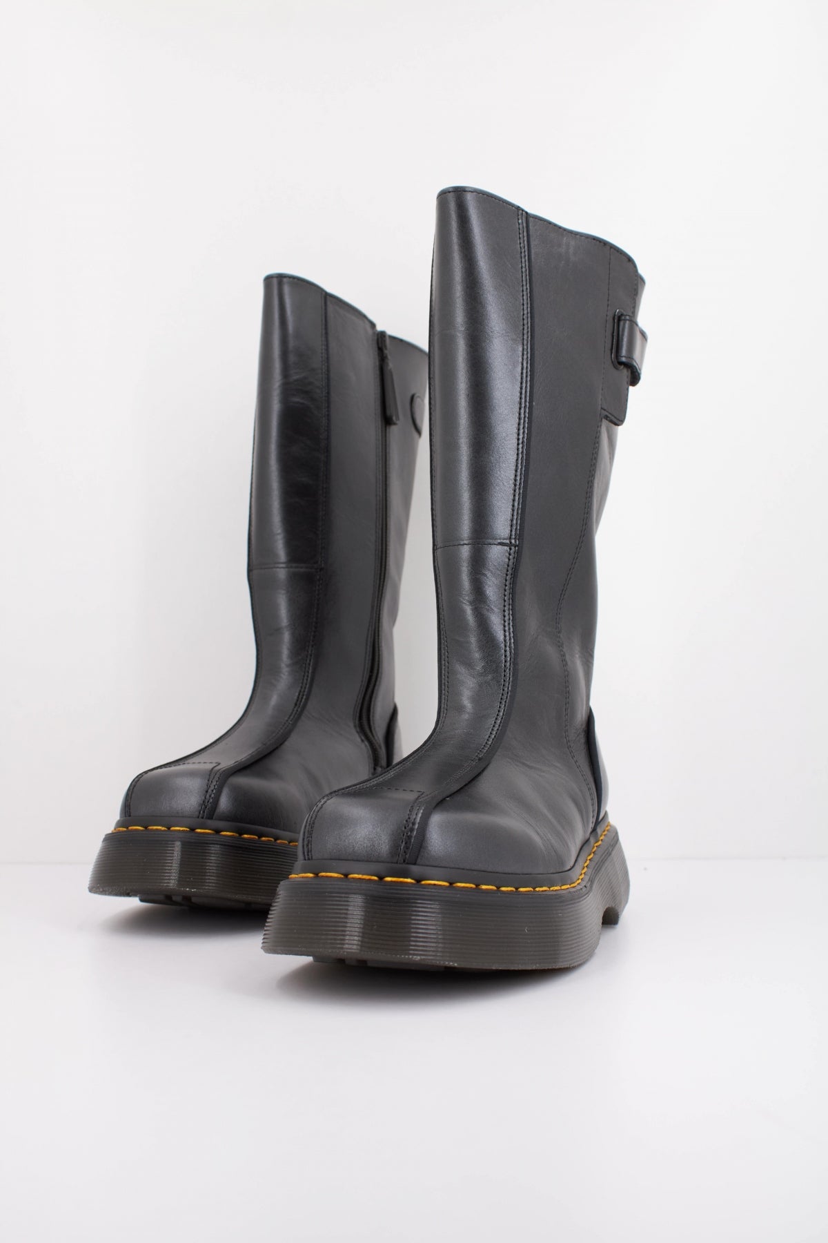 DR. MARTENS BUZZ HI en color NEGRO (2)