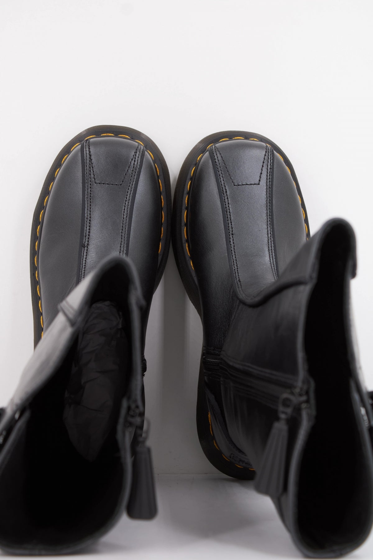 DR. MARTENS BUZZ HI en color NEGRO (3)