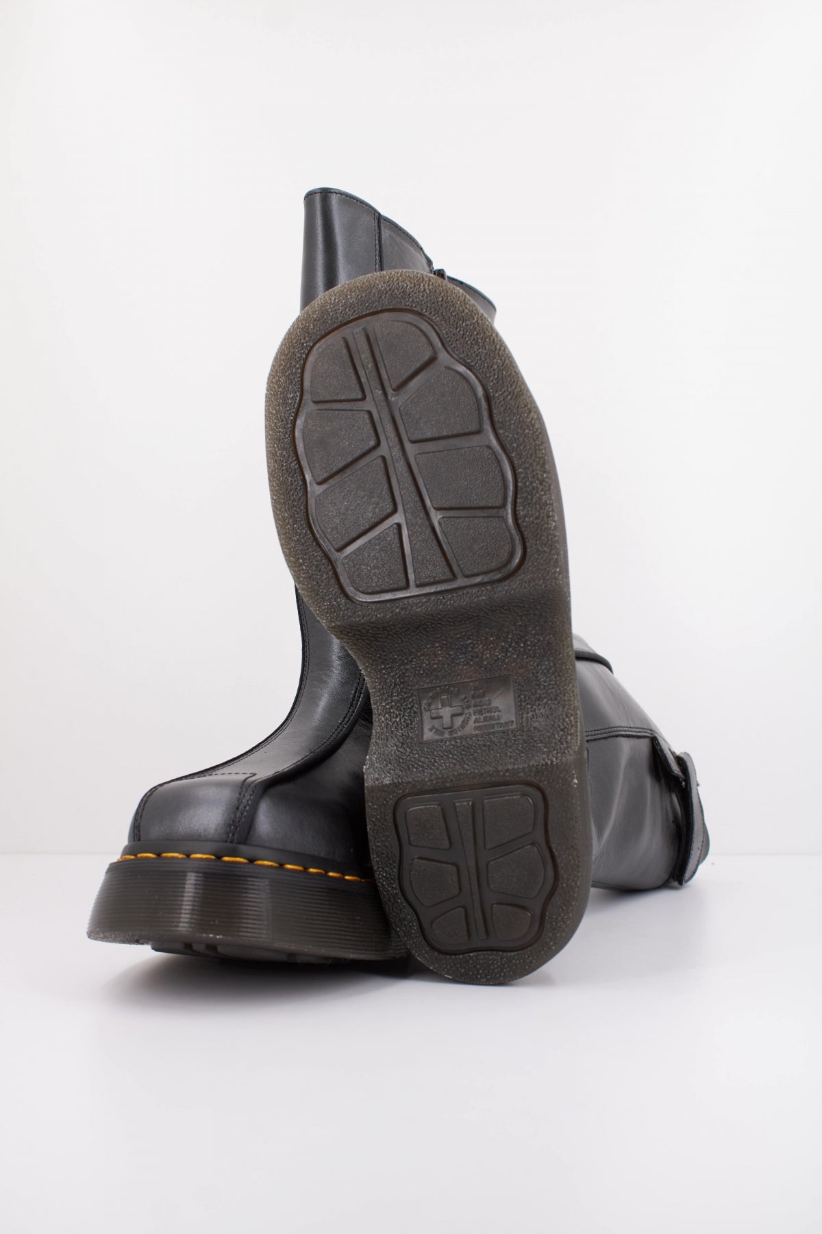 DR. MARTENS BUZZ HI en color NEGRO (5)