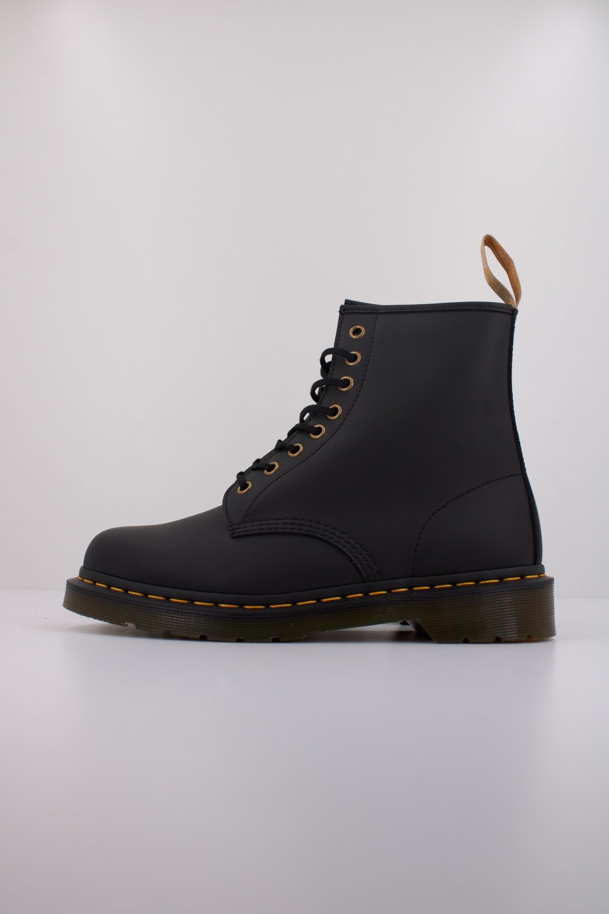 DR. MARTENS VEGAN en color NEGRO (1)