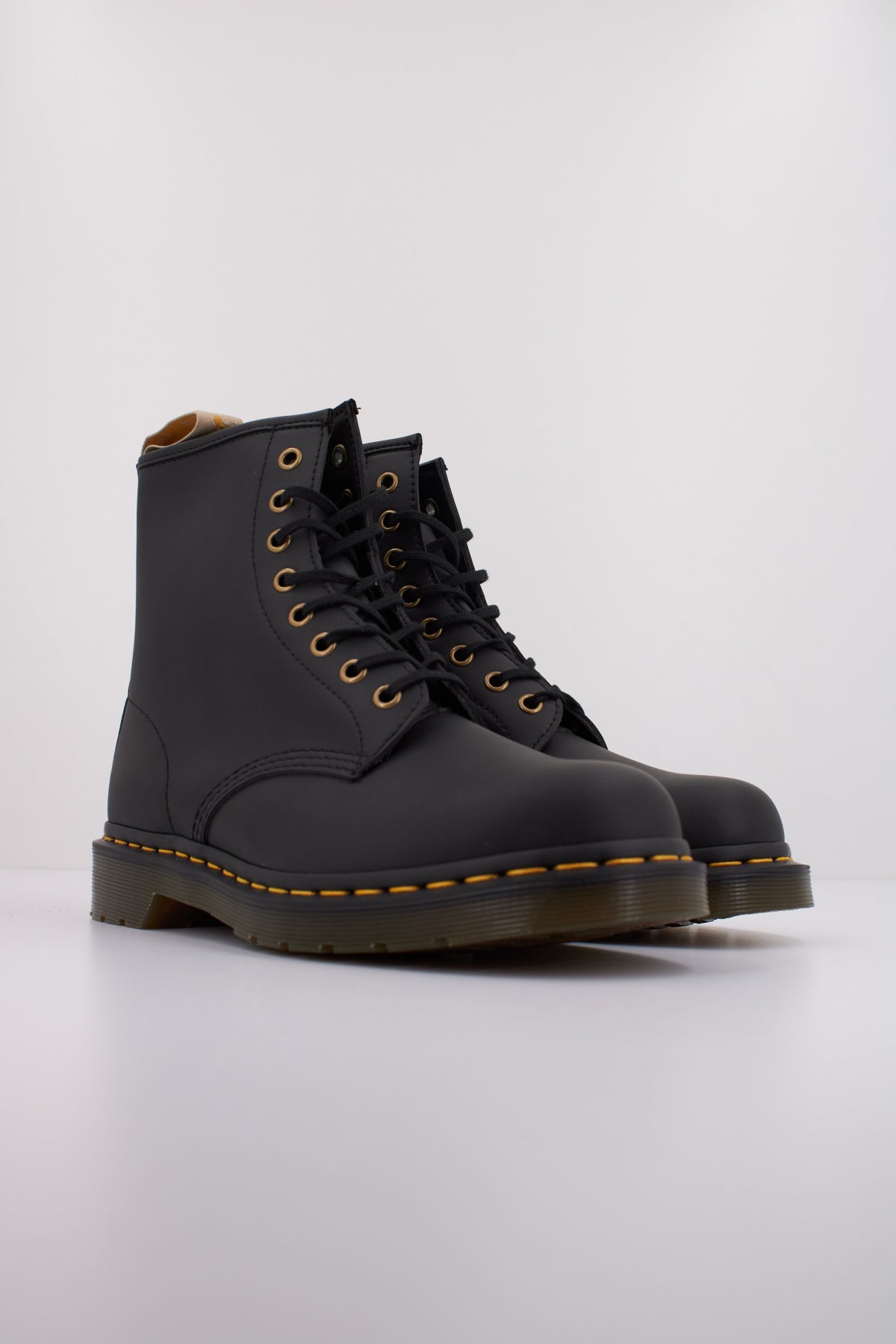 DR. MARTENS VEGAN en color NEGRO (2)