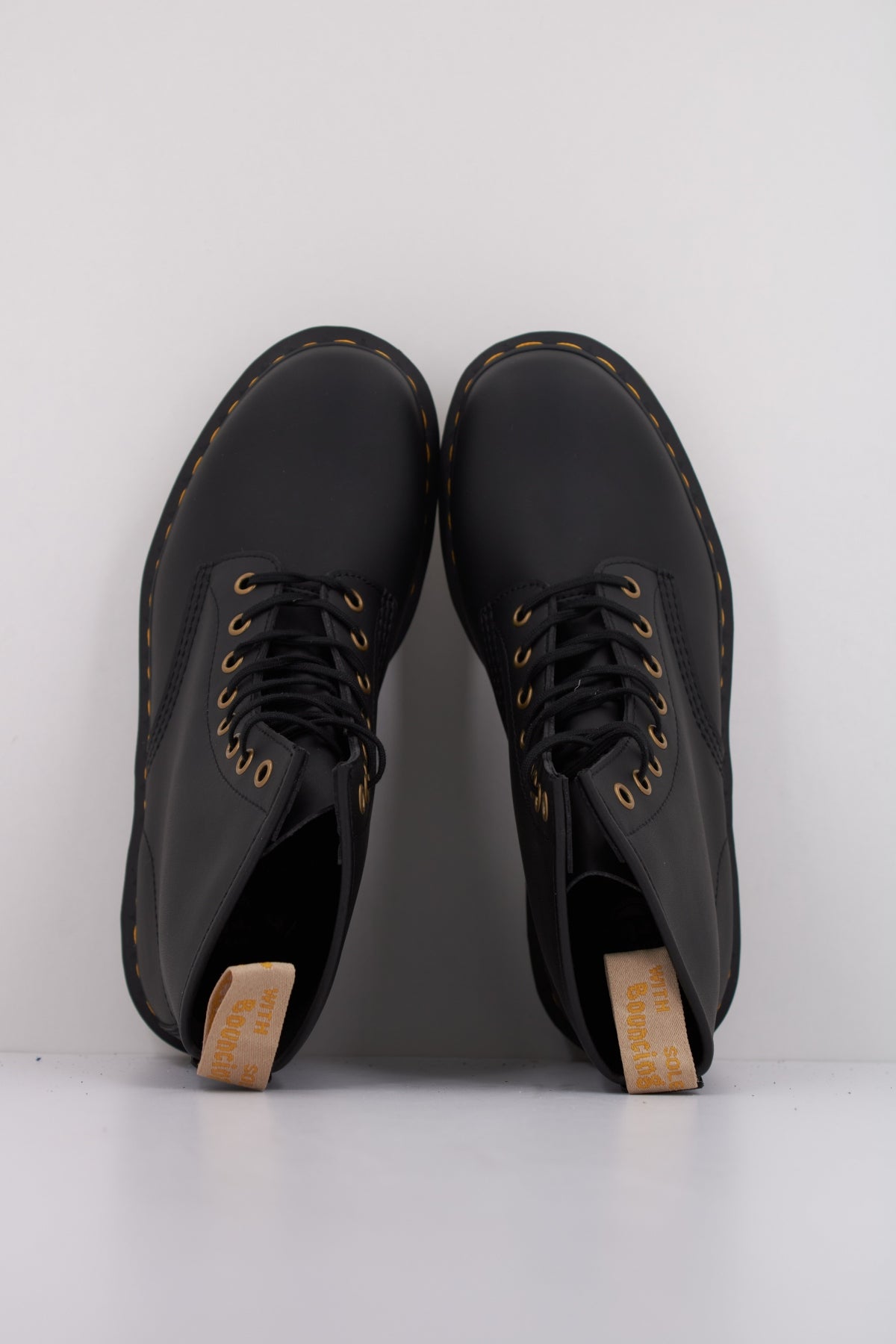 DR. MARTENS VEGAN en color NEGRO (3)