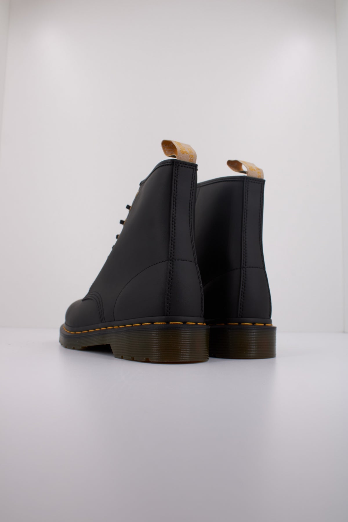 DR. MARTENS VEGAN en color NEGRO (4)