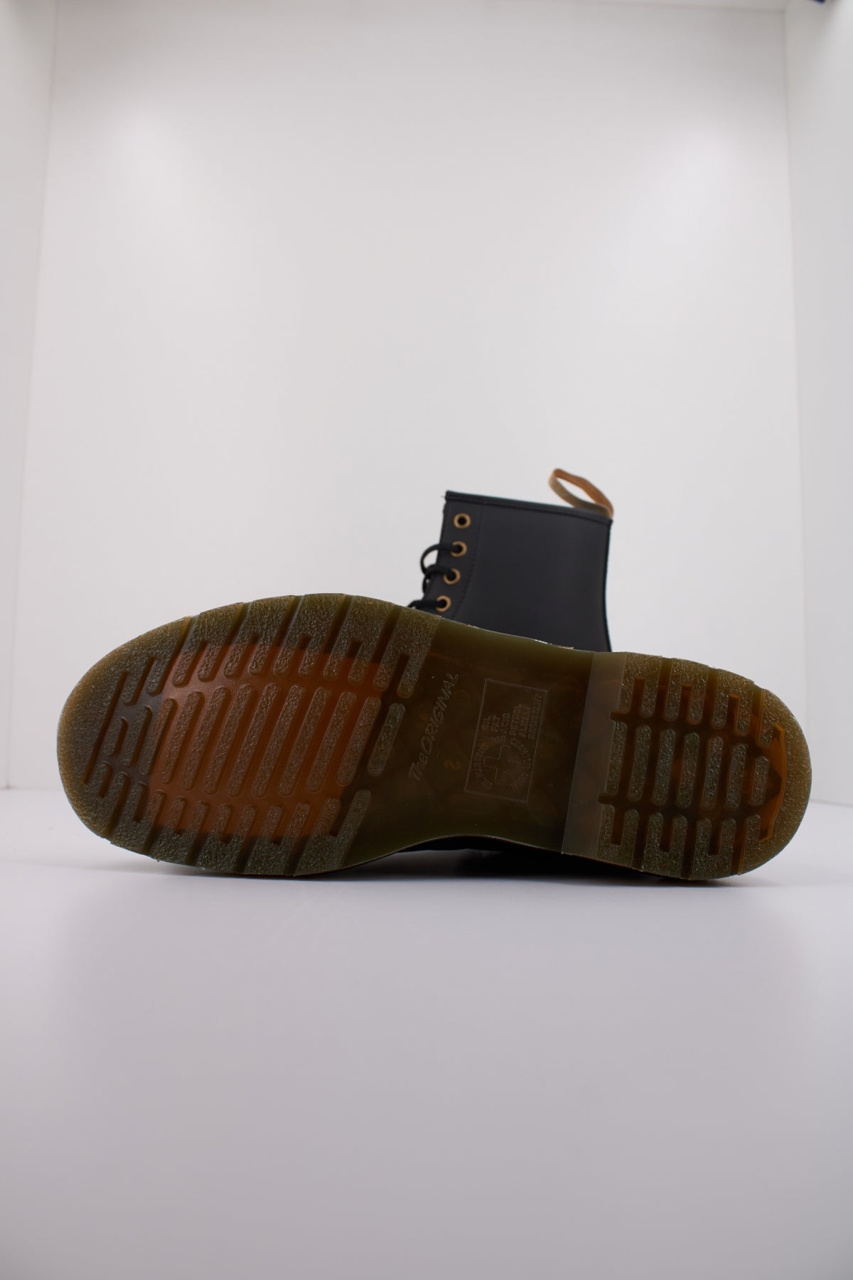 DR. MARTENS VEGAN en color NEGRO (5)