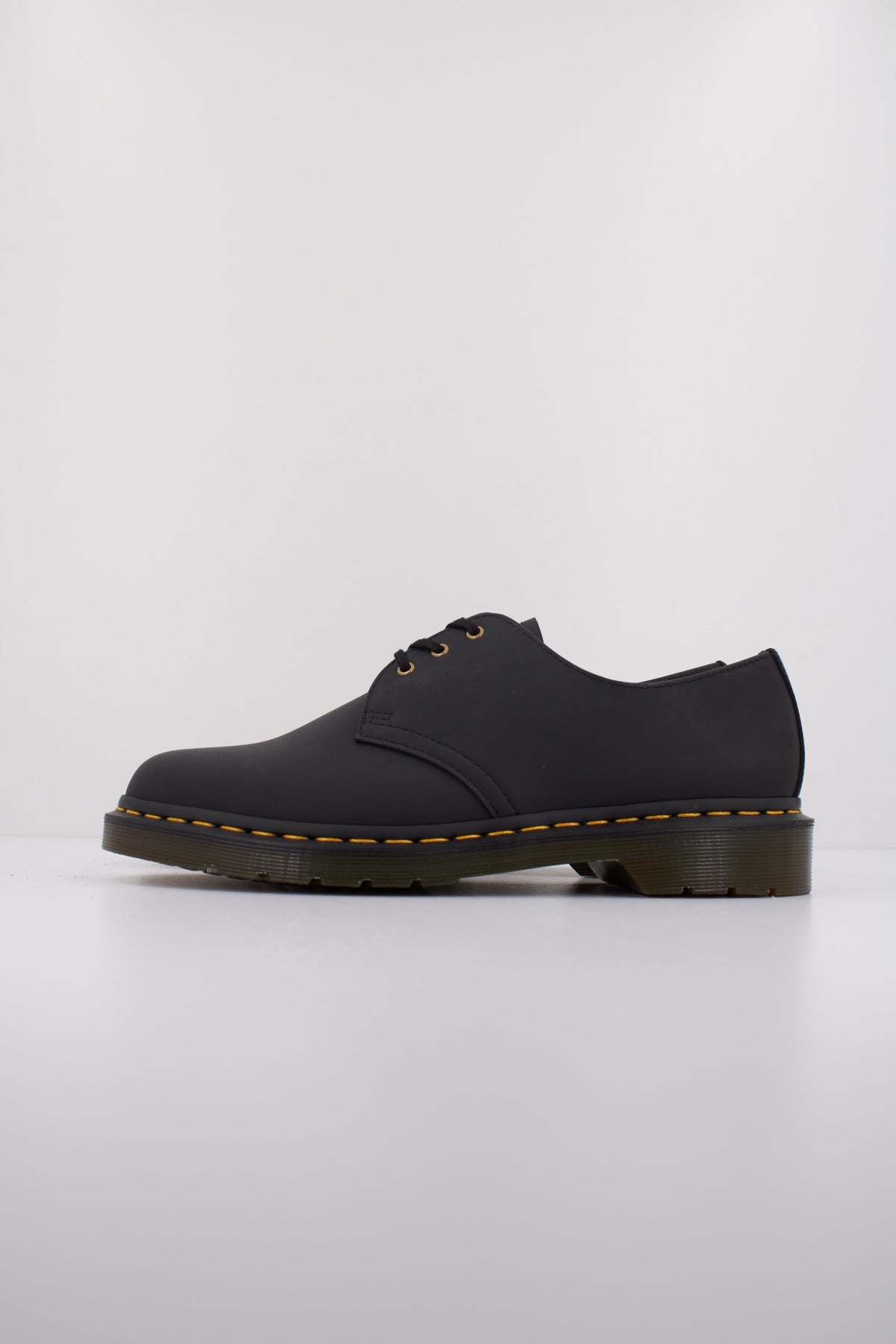 DR. MARTENS VEGAN en color NEGRO (1)
