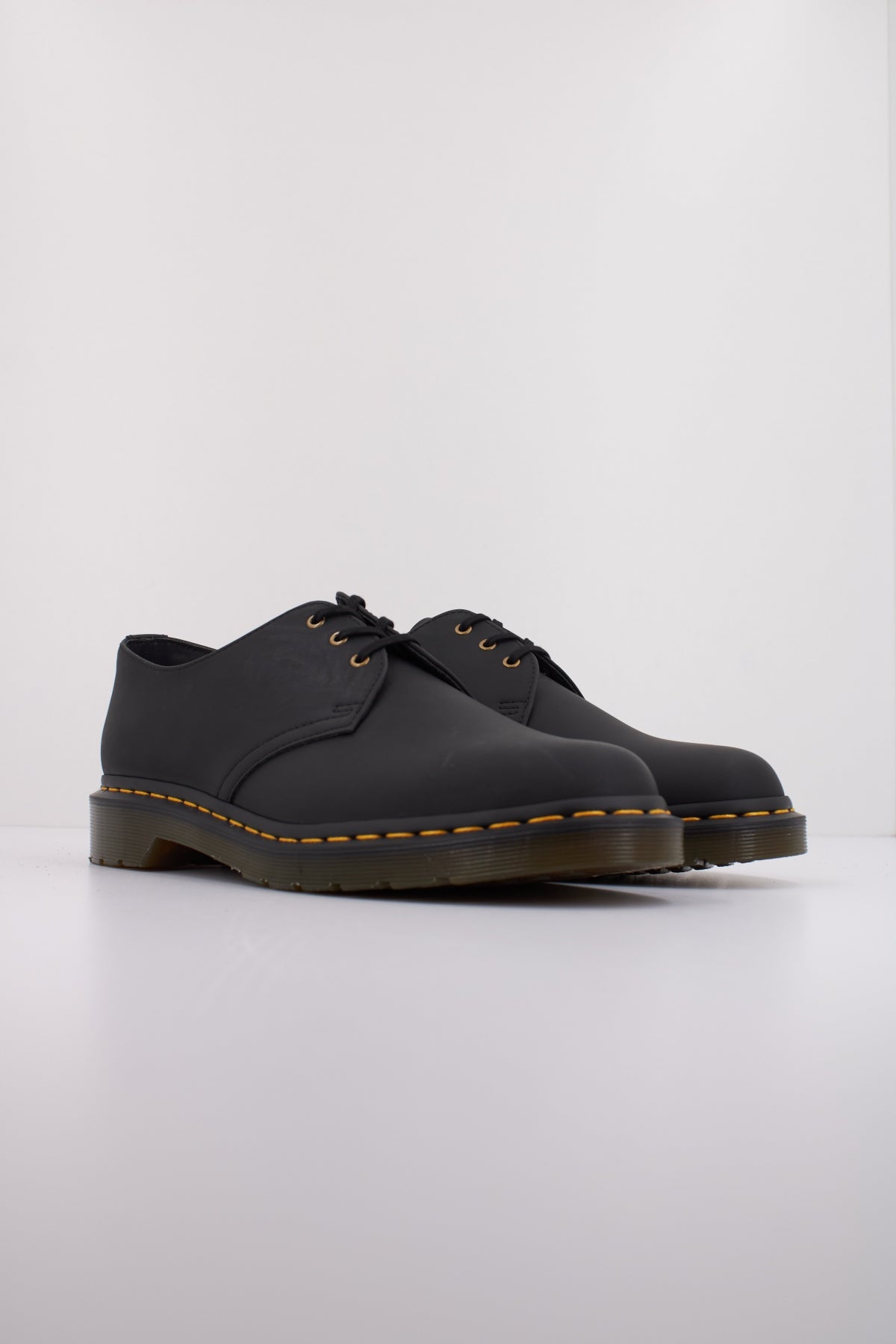 DR. MARTENS VEGAN en color NEGRO (2)