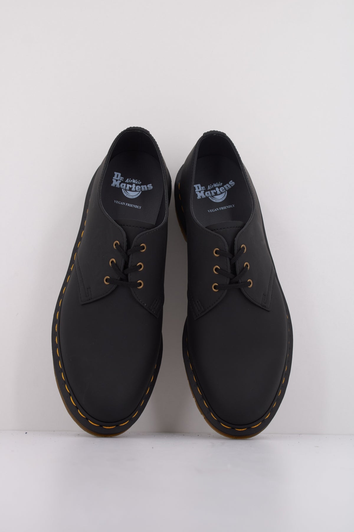 DR. MARTENS VEGAN en color NEGRO (3)