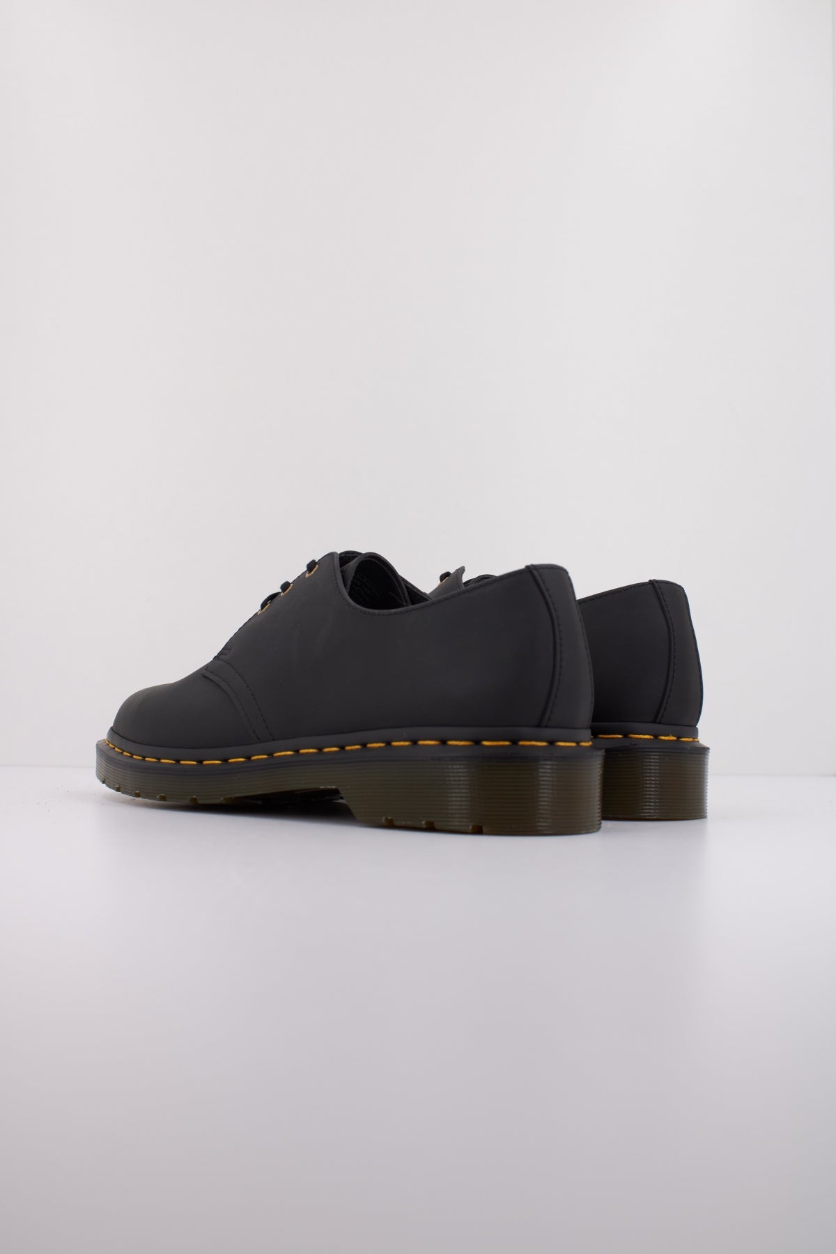 DR. MARTENS VEGAN en color NEGRO (4)