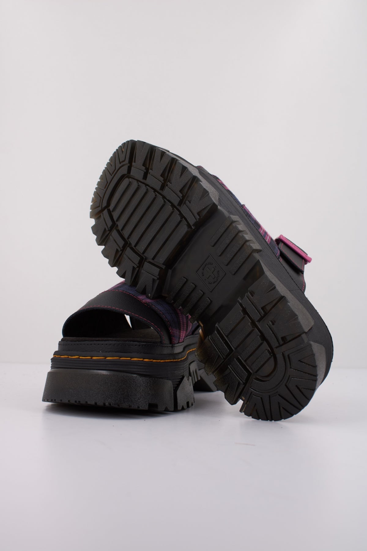 DR. MARTENS MATTISON SLIDE en color NEGRO (5)