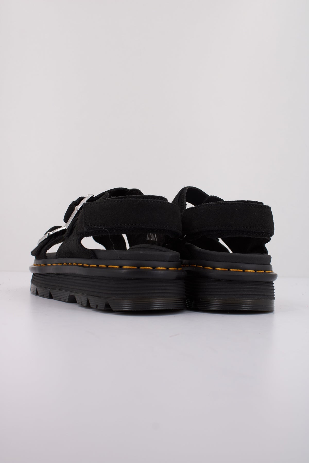 DR. MARTENS ZEBZAG SANDAL en color NEGRO (4)