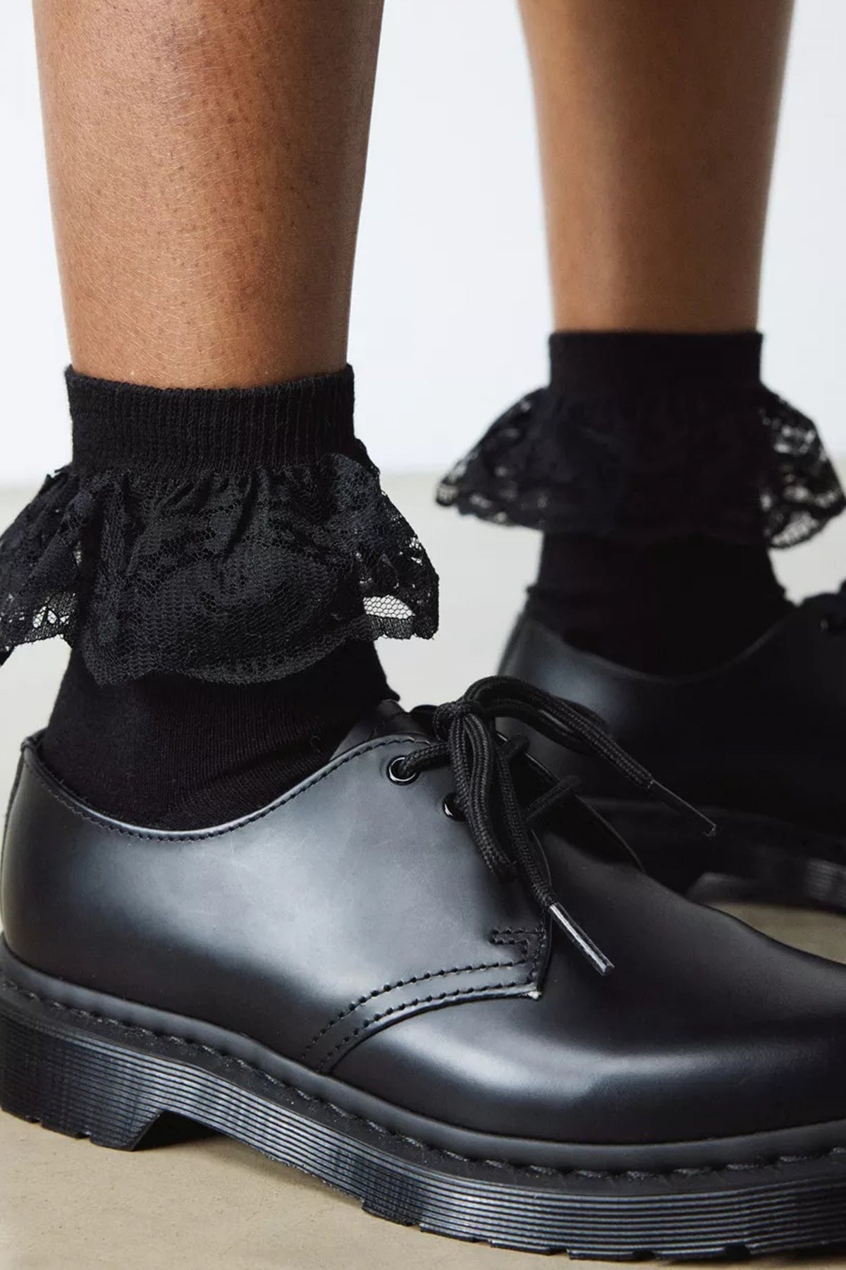 DR. MARTENS FRILL SOCK en color NEGRO  (2)