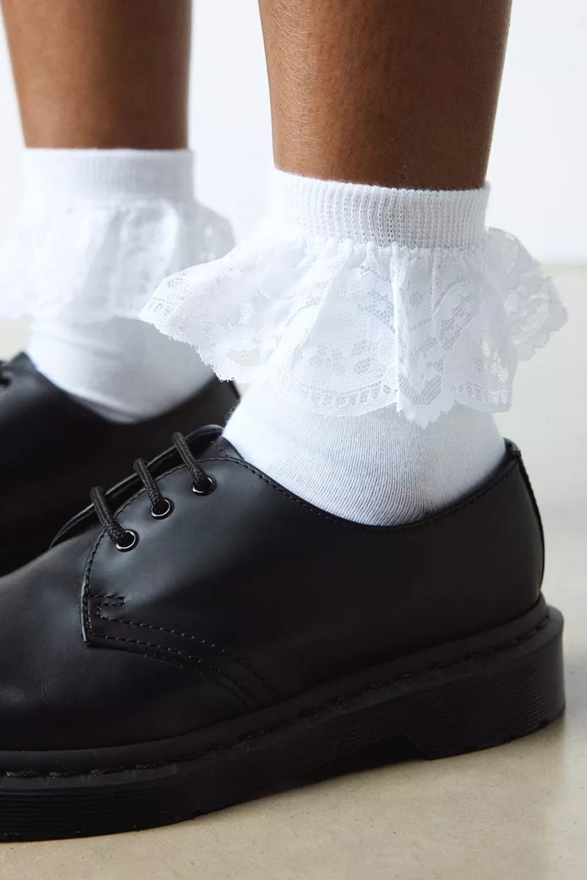 DR. MARTENS FRILL SOCK en color BLANCO  (2)