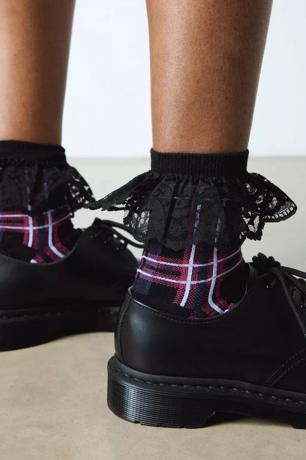DR. MARTENS FRILL SOCK en color NEGRO  (2)