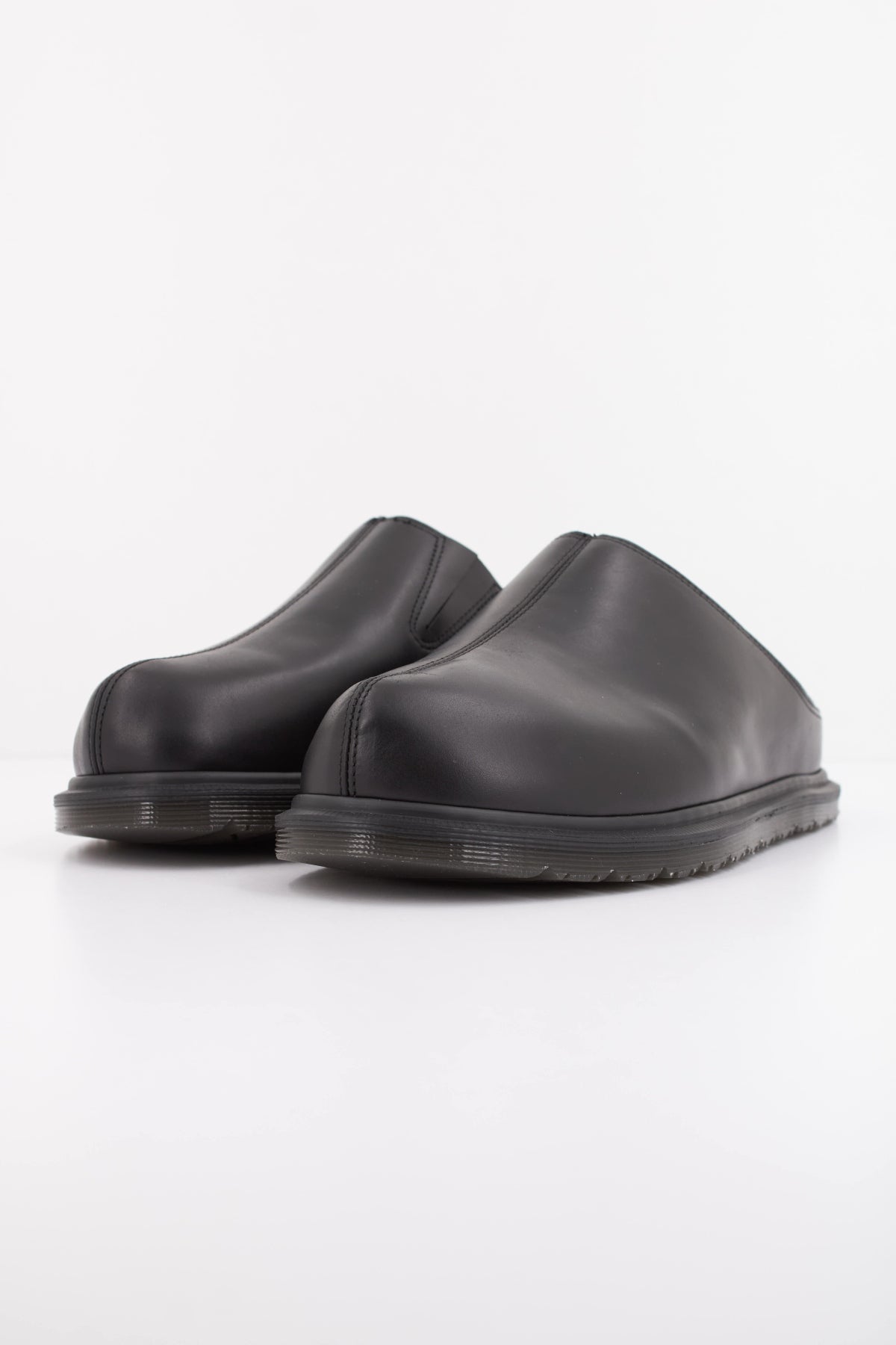 DR. MARTENS SAN MULE en color NEGRO (2)