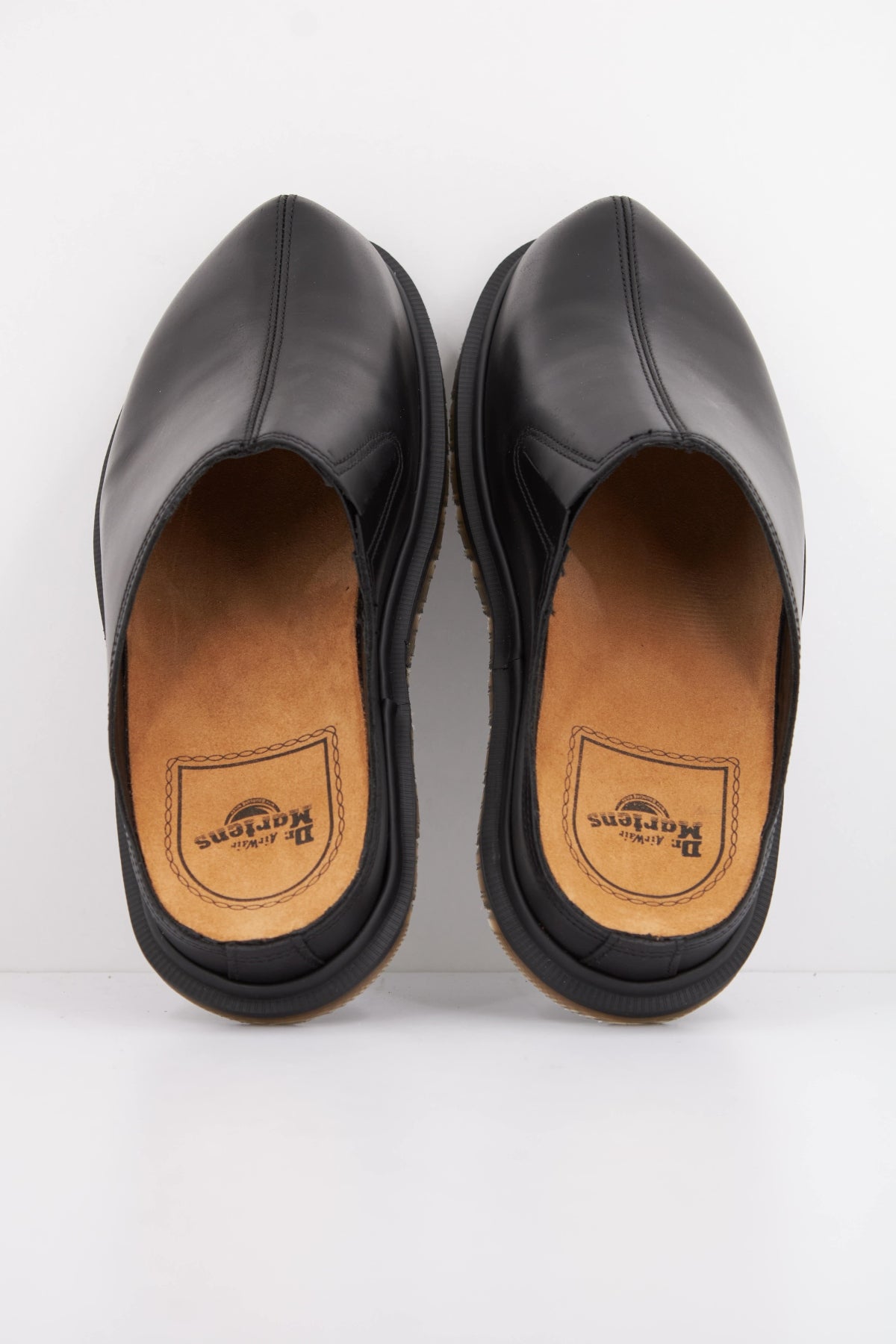 DR. MARTENS SAN MULE en color NEGRO (3)