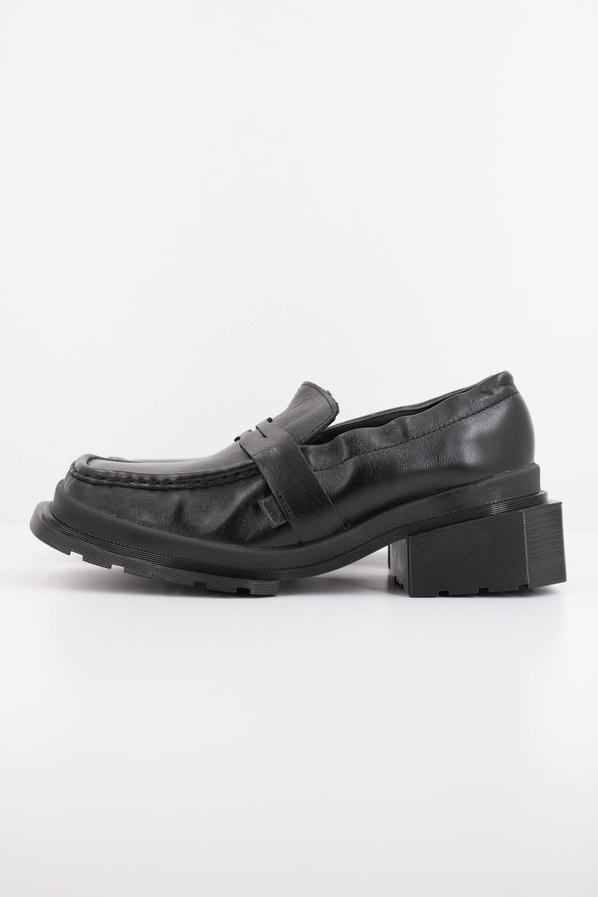 DR. MARTENS MAYBOLE LOAFER en color NEGRO (1)