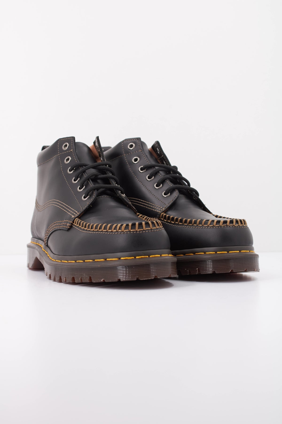 DR. MARTENS DM LOWELL CHUKKA en color NEGRO (2)