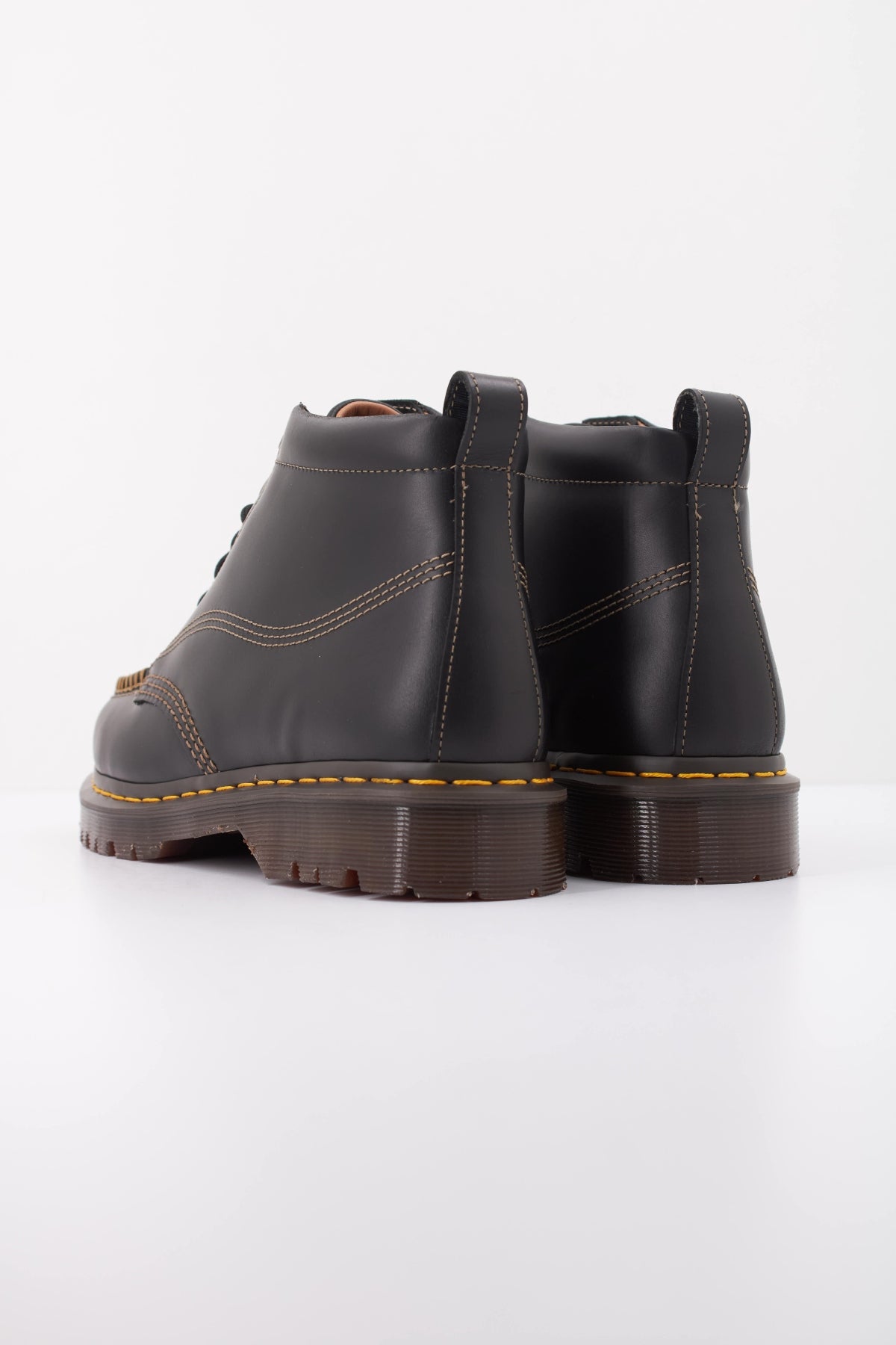 DR. MARTENS DM LOWELL CHUKKA en color NEGRO (4)