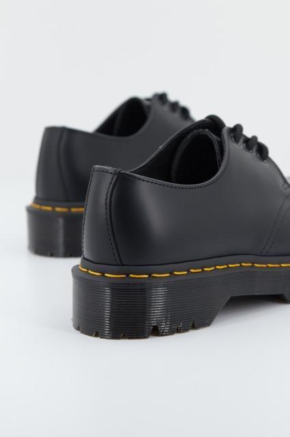 DR. MARTENS SMOOTH en color NEGRO (3)