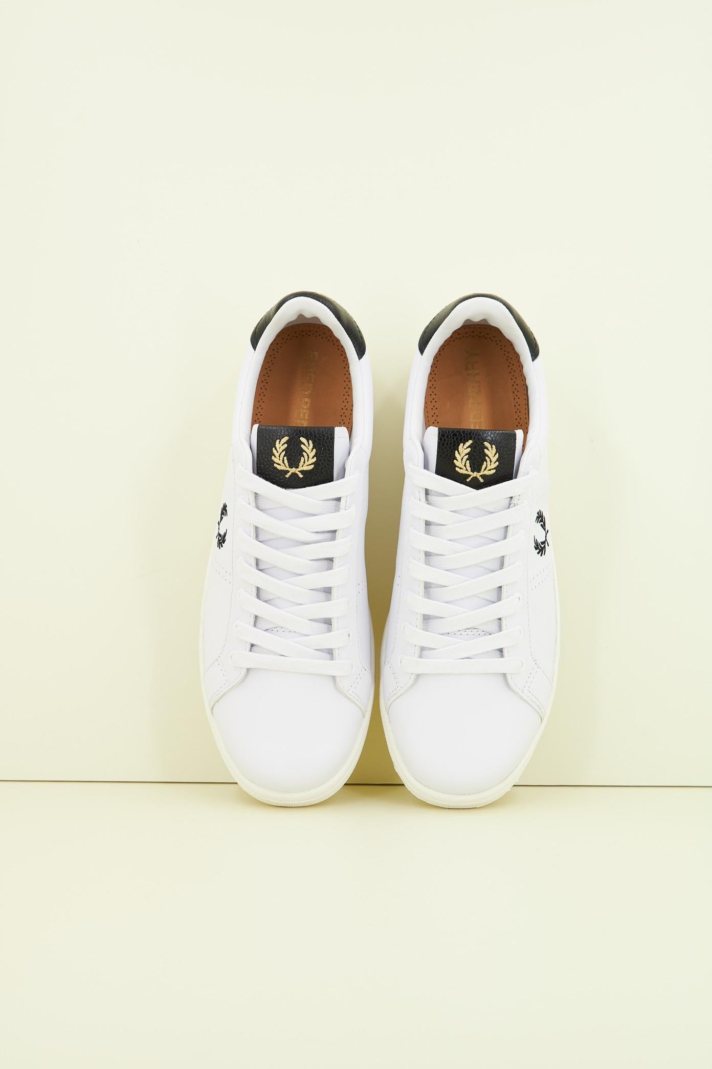 FRED PERRY LEATHER TAB en color BLANCO (2)