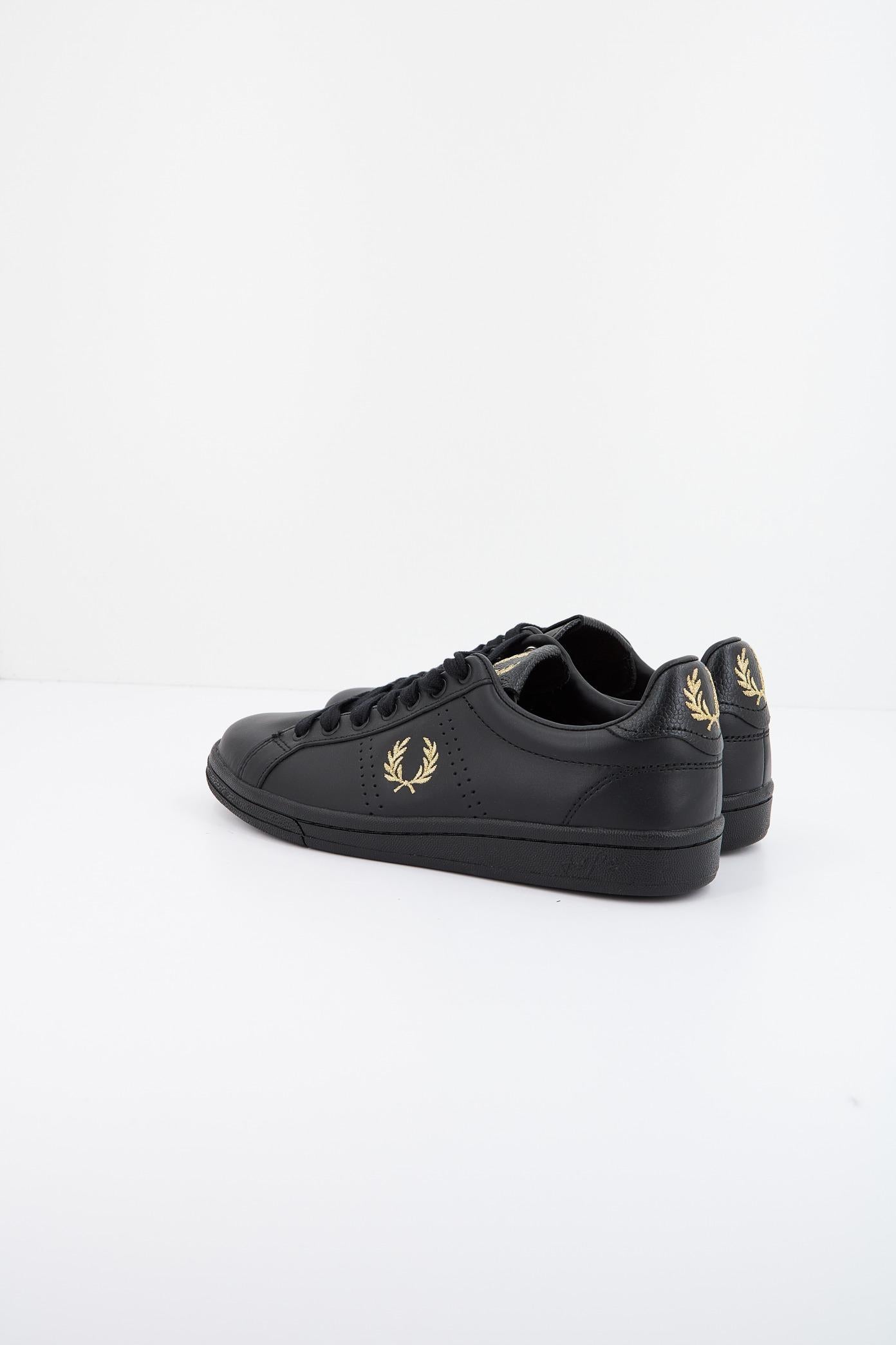 FRED PERRY LEATHER TAB en color NEGRO (3)