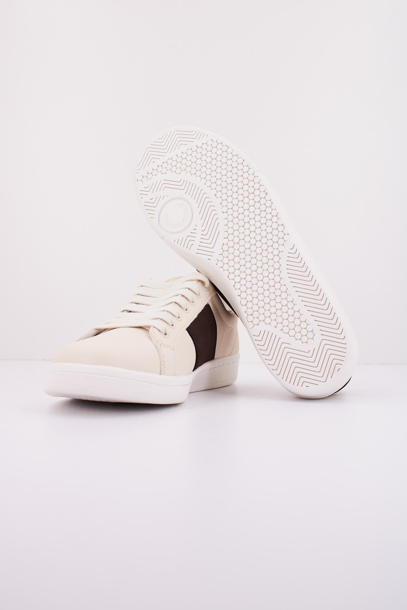 FRED PERRY LEATHER/BRANDED en color BEIS (4)