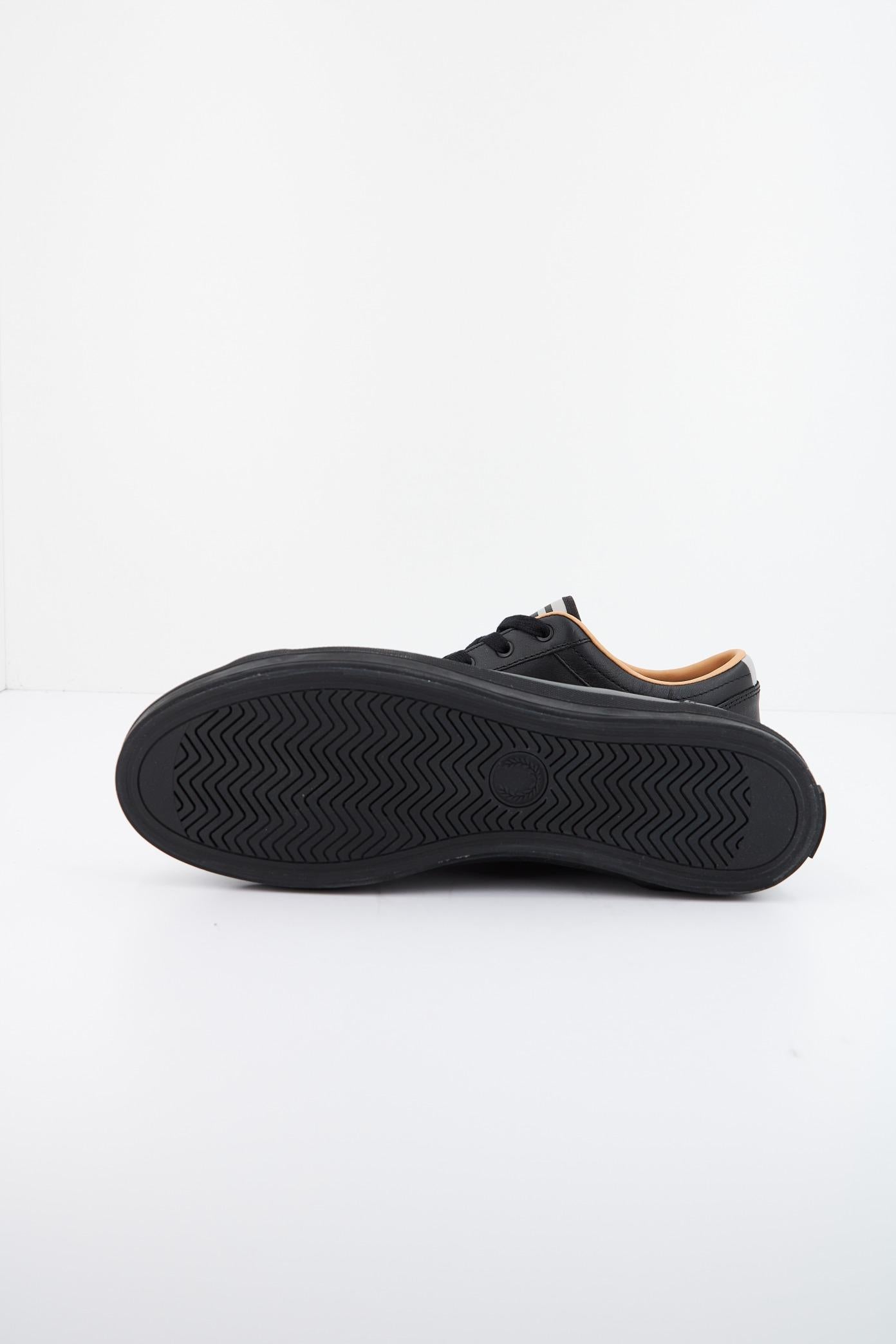 FRED PERRY BASELINE LEATHER en color NEGRO (4)