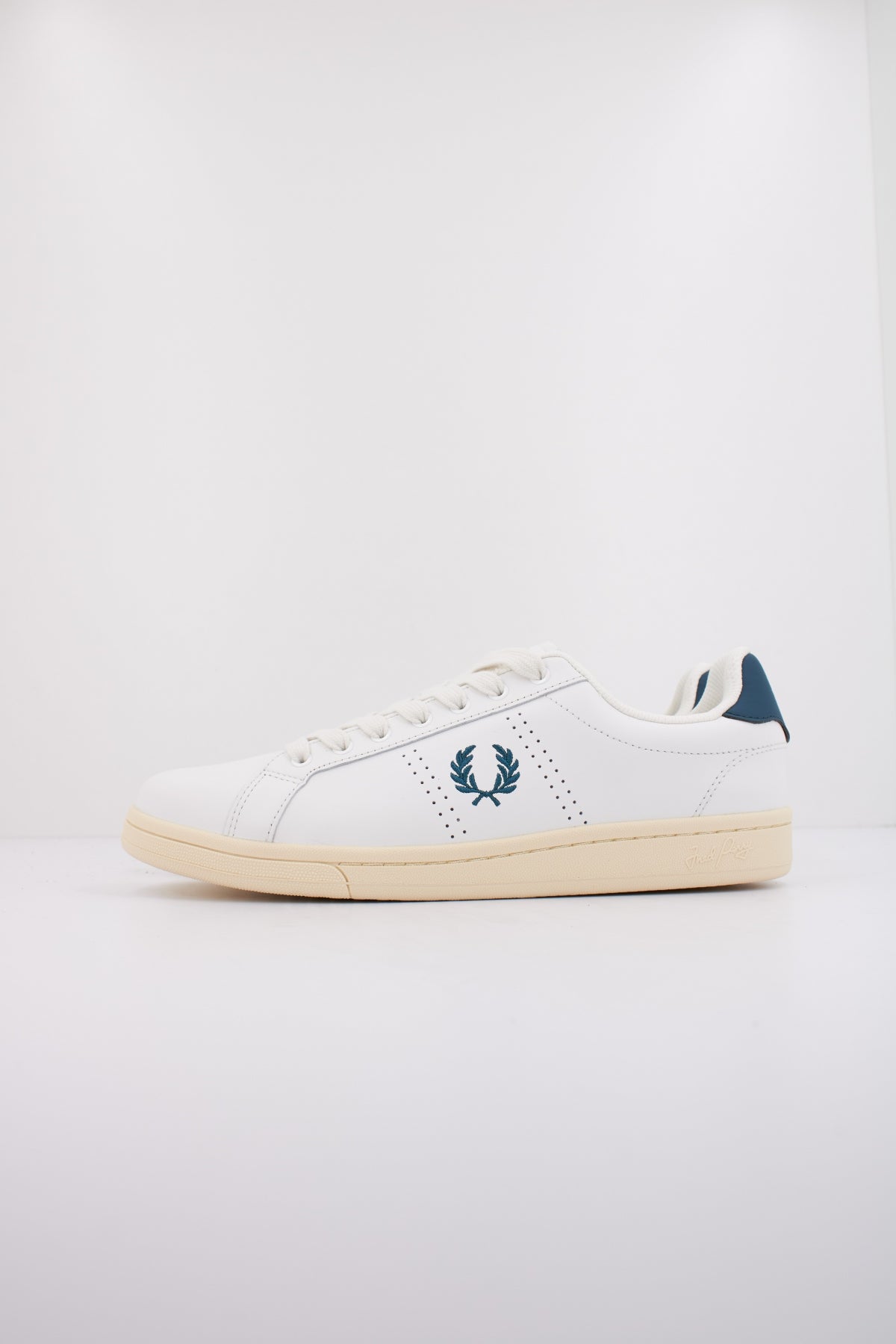 FRED PERRY B LEATHER en color BLANCO (1)