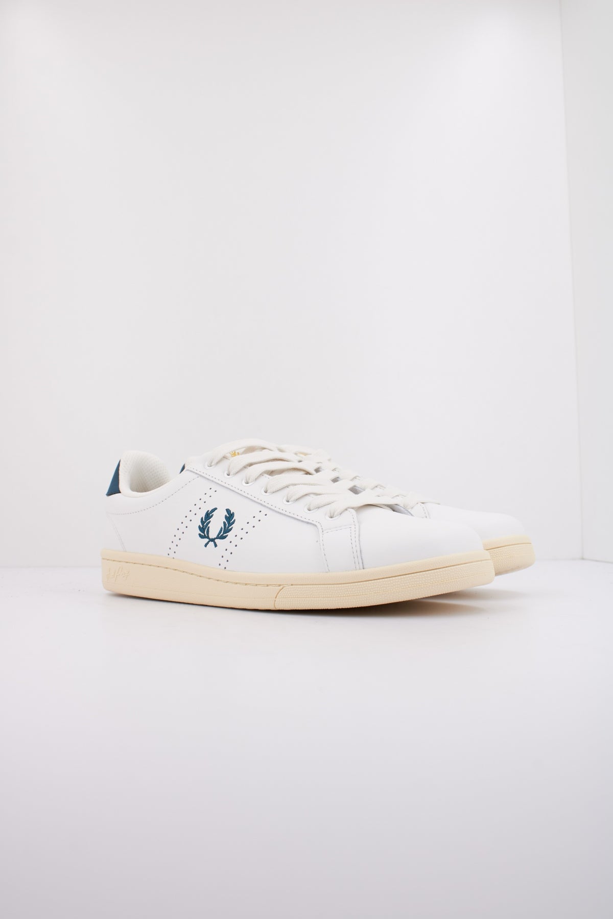 FRED PERRY B LEATHER en color BLANCO (2)
