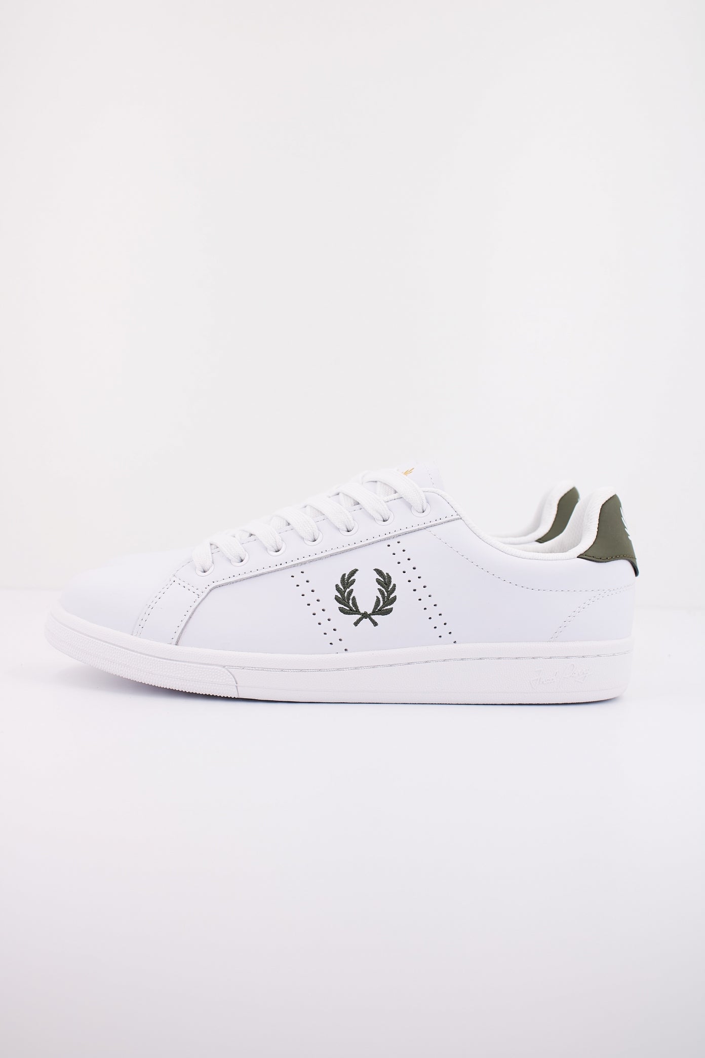 FRED PERRY B LEATHER en color BLANCO (1)