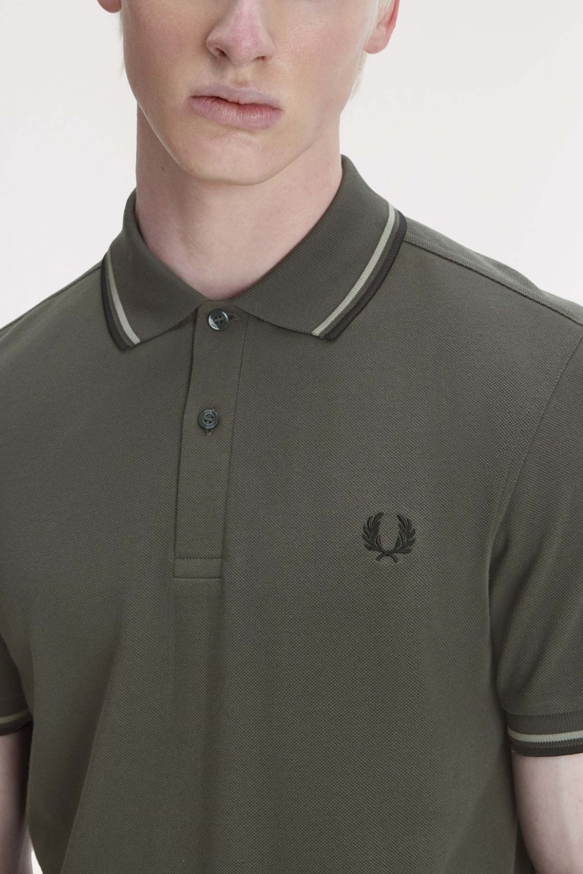 FRED PERRY TWIN TIPPED en color VERDE (3)