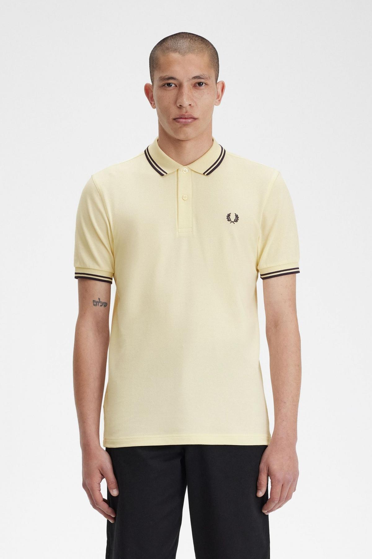 FRED PERRY TWIN TIPPED en color AMARILLO (1)